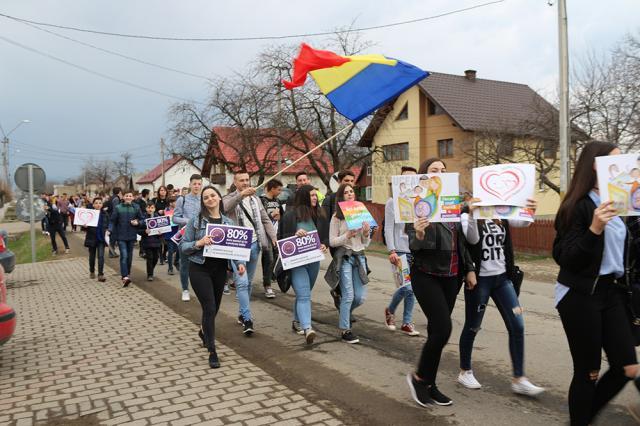 „Marşul pentru viaţă”, de la Vicovu de Sus, a adunat sute de participanţi