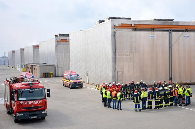La sediul fabricii Holzindustrie Schweighofer Rădăuţi a avut loc o aplicaţie desfăşurată în comun cu pompierii militari de la Detaşamentul de Pompieri Rădăuţi şi Siret din cadrul ISU Bucovina Suceava