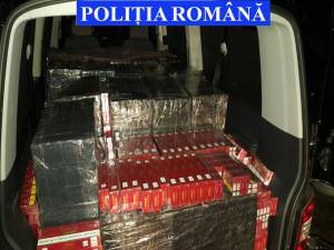 În interiorul maşinii, poliţiştii au descoperit o cantitate impresionantă de țigări de contrabandă