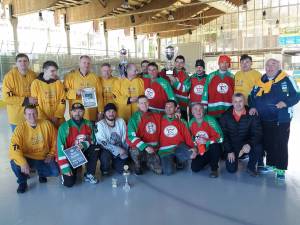 Echipa Ice Galaxy Suceava (galben) alături de echipa din Ungaria, câștigătoarea turneului