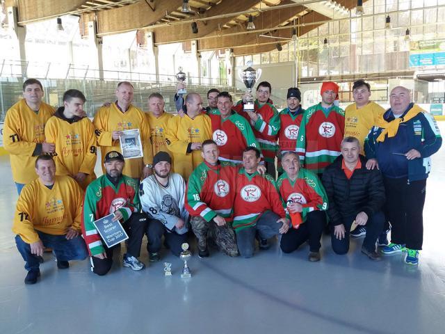 Echipa Ice Galaxy Suceava (galben) alături de echipa din Ungaria, câștigătoarea turneului