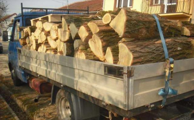Autoutilitară confiscată de poliţişti pentru că transporta lemn fără acte