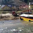 Un autobuz s-a răsturnat în râul Moldova, la Fundu Moldovei