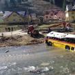 Autobuzul a fost tras din apă cu ajutorul unui buldoexcavator