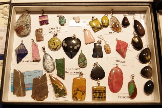O incursiune în lumea fascinantă a pietrelor fine şi a pietrelor preţioase, la Muzeul de Ştiinţele Naturii