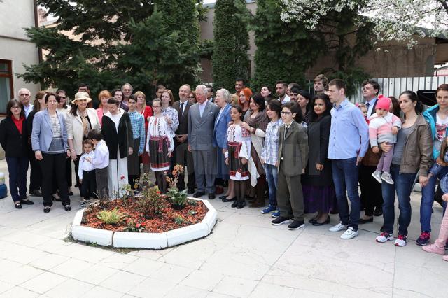 Fotografie de grup cu Prinţul Charles la Fundaţia FARA