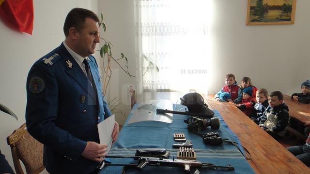 Comandantul Detaşamentului de Jandarmi Rădăuţi, lt.-col. Gheorghe Mariuţeac la „Ziua Porţilor Deschise”