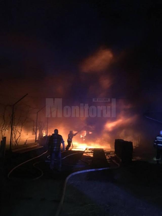 Gospodărie cuprinsă de flăcări, la Berchișești