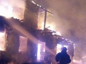 Flăcările au făcut prăpăd într-o gospodărie din Poiana Negrii