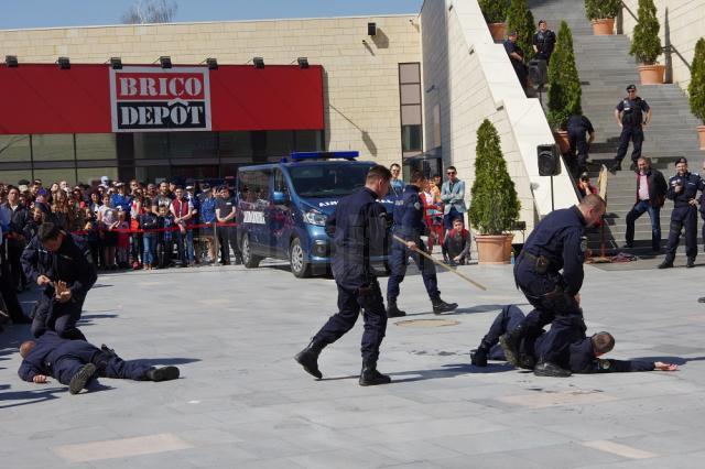 Demonstraţii ale jandarmilor în faţa unui public entuziast