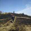 Incendiul a mistuit 20 de hectare de vegetaţie uscată şi 10 hectare de pădure regenerată natural