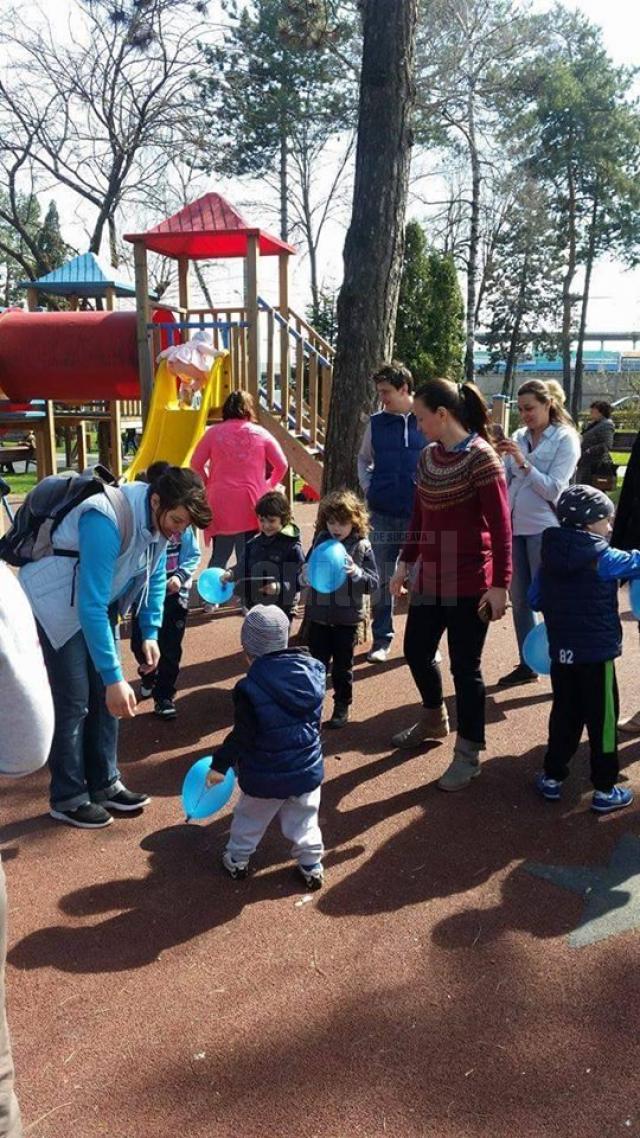 Copii de la Asociaţia Help Autism - filiala Suceava au ieşit în parc să deseneze şi să socializez