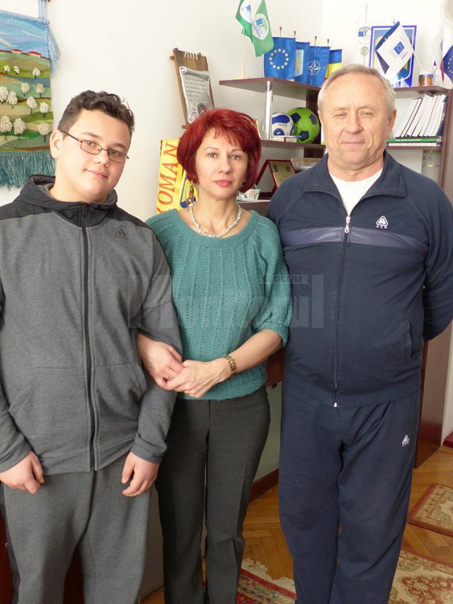 George, alături de prof. de lb. română, Elena Luca, și directorul școlii, Constantin Grosu