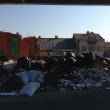 Gunoiul aruncat sub pasarela Itcani, deși mașinile de salubrizare trec de două ori pe săptămână să colecteze deșeurile de la case