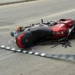 Un bărbat s-a răsturnat cu motocicleta din cauza unei gropi din asfalt