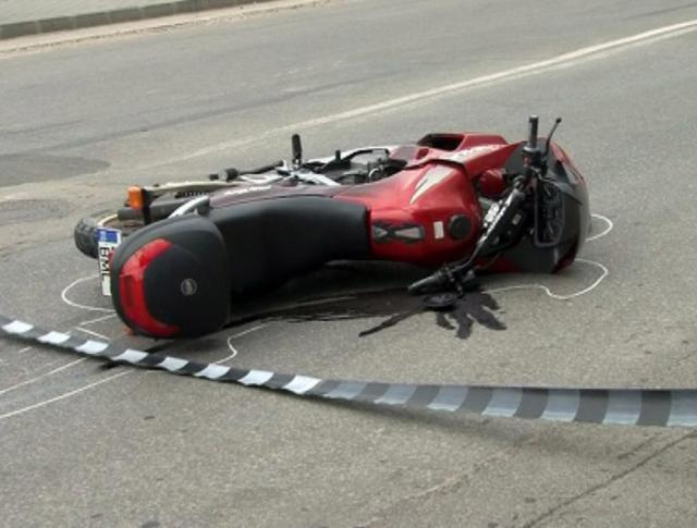Un bărbat s-a răsturnat cu motocicleta din cauza unei gropi din asfalt