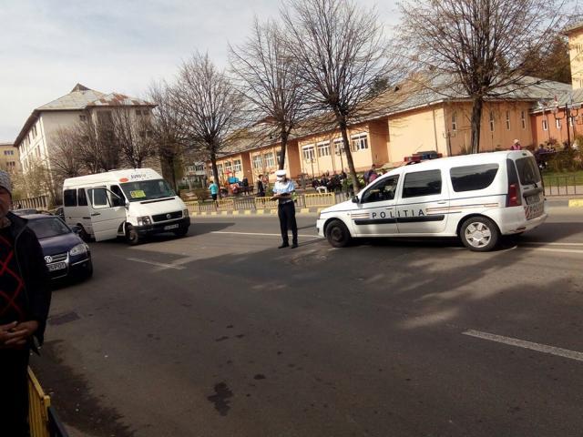 Accidentul de pe Calea Burdujeni în care a fost implicat un microbuz maxi-taxi. Foto: Marius Huțanu