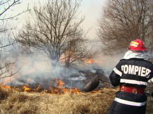 Două incendii de vegetaţie provocate de două bătrâne au afectat livezi şi fâneţe în zona de munte