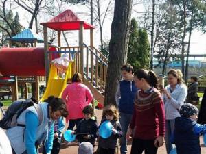 Activități ale copiilor care fac terapie în cadrul  Asociației Help Autism, filiala Suceava