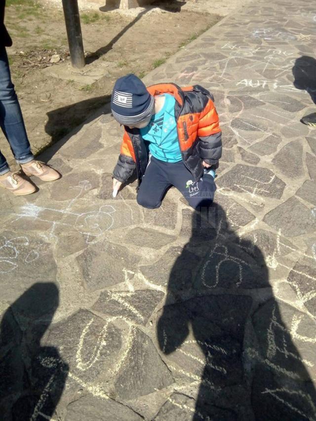 Copii de la Asociaţia Help Autism - filiala Suceava au ieşit în parc să deseneze şi să socializeze