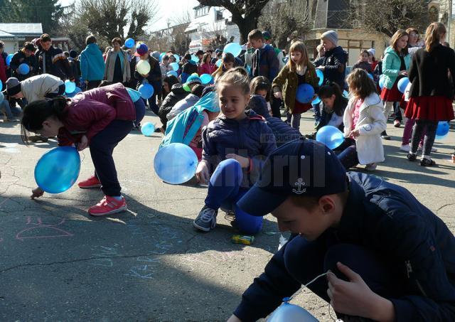 Marş de susţinere a persoanelor diagnosticate cu autism, la Fălticeni