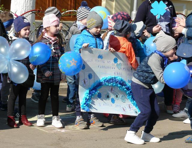 Marş de susţinere a persoanelor diagnosticate cu autism, la Fălticeni