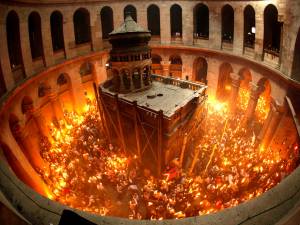 Lumina Sfântă de la Ierusalim ajunge și anul acesta la credincioşii ortodocși din Suceava