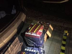 În interiorul maşinii poliţiştii au descoperit 1.400 de pachete de țigări de contrabandă