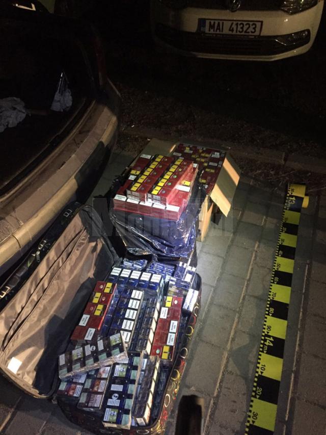 În interiorul maşinii poliţiştii au descoperit 1.400 de pachete de țigări de contrabandă