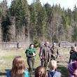 Elevii Școlii Gimnaziale Brodina au învăţat de la silvicultori OS Falcău cum să planteze corect, dar și importanța pădurii