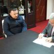 Ion Lungu semnând acordul care dă acces la atragerea a 40 de milioane de euro