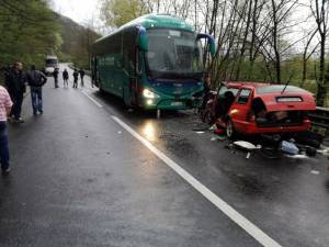 Autocarul a intrat în coliziune violentă cu un autoturism VW înmatriculat în Bulgaria. Foto: news.ro