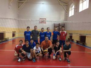 Echipa de minivolei din Fălticeni, alături de antrenorul Ionel Ciocan