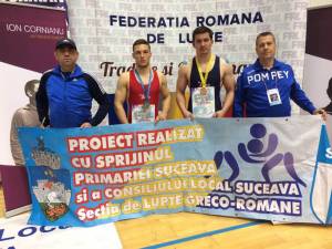 Proaspeții medaliați Adrian Agache și Teodor Chira, alături de antrenorii Valerică Gherasim și Daniel Ciubotaru