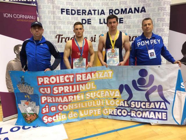 Proaspeții medaliați Adrian Agache și Teodor Chira, alături de antrenorii Valerică Gherasim și Daniel Ciubotaru