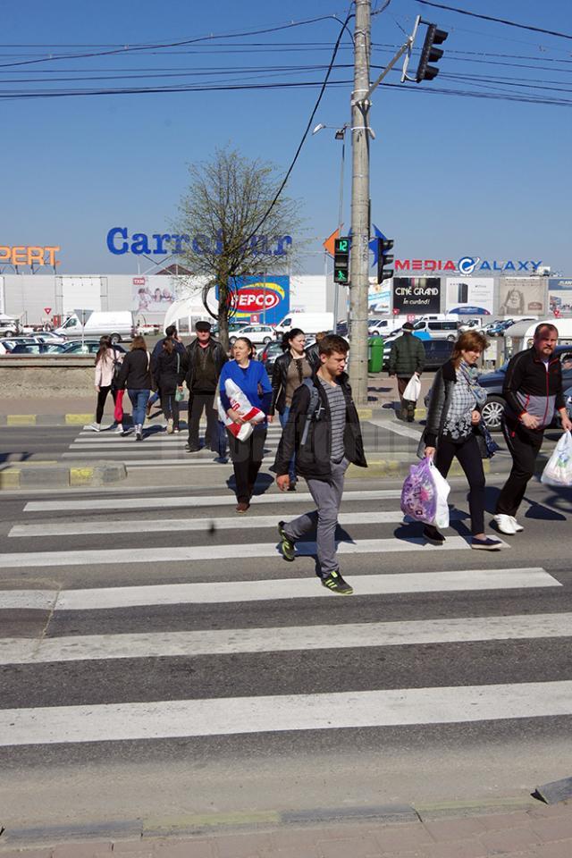 Semaforul de la noua trecere de pietoni din dreptul Shopping City Suceava indică cât timp este pe verde, dar și timpul de aşteptare până ce se poate traversa
