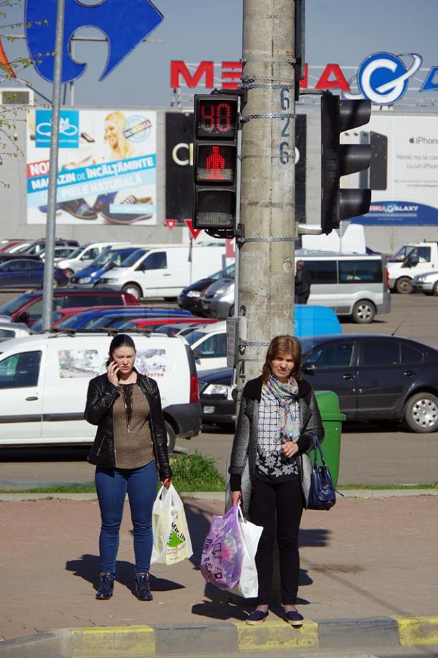 Semaforul de la noua trecere de pietoni din dreptul Shopping City Suceava indică cât timp este pe verde, dar și timpul de aşteptare până ce se poate traversa