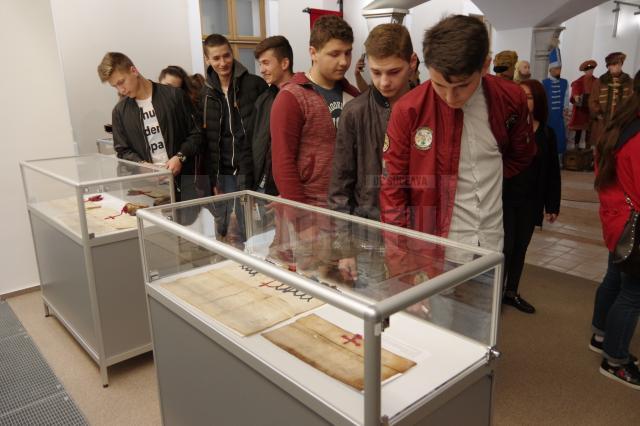 Documente originale din timpul domniei lui Ștefan cel Mare, expuse în Sala Tronului de la Muzeul de Istorie