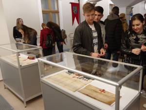 Publicul poate admira şase documente originale (pergamente) emise în timpul domniei marelui voievod
