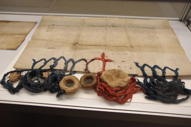 Document original din timpul domniei lui Ștefan cel Mare, expus în Sala Tronului din incinta Muzeului de Istorie