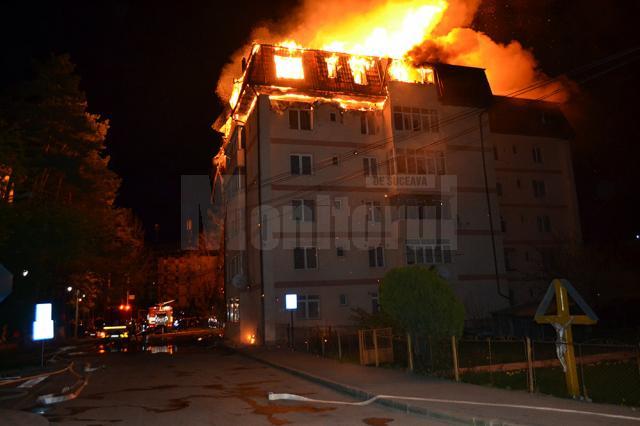 Iadul flăcărilor la Gura Humorului: oameni disperaţi, care au sărit pe geam, 68 de apartamente afectate, din care 18 distruse complet