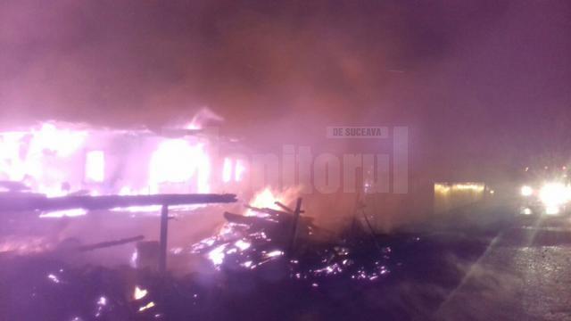 Două incendii izbucnite în miez de noapte au produs pagube mari la Bădeuţi şi Volovăţ