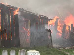 Focul a pornit de la doua anexe din curţi vecine și s-a propagat la casa de locuit din apropierea drumului