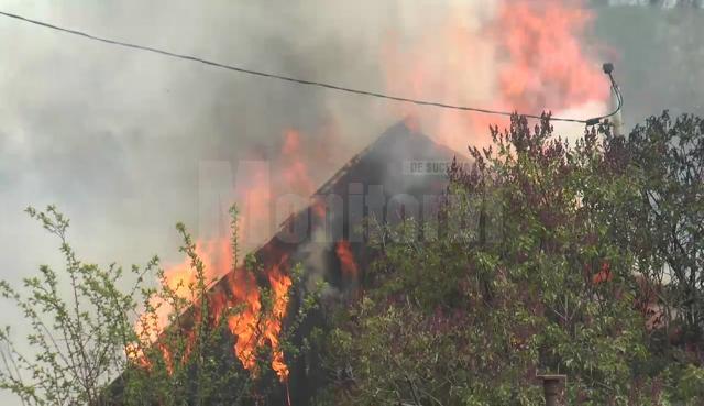 Acoperişul casei de locuit s-a aprins și a ars aproape în totalitate