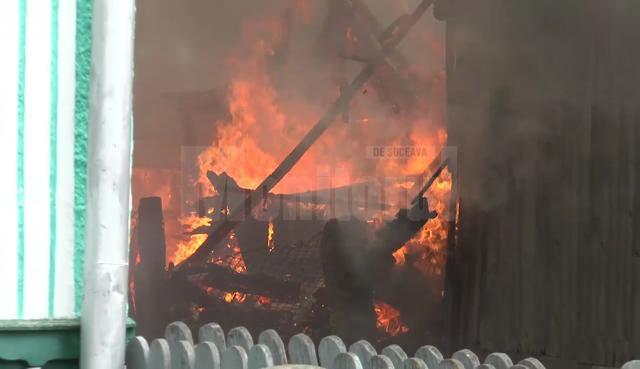 Un puternic incendiu a distrus o gospodărie, proprietara intoxicată cu fum ajungând la spital