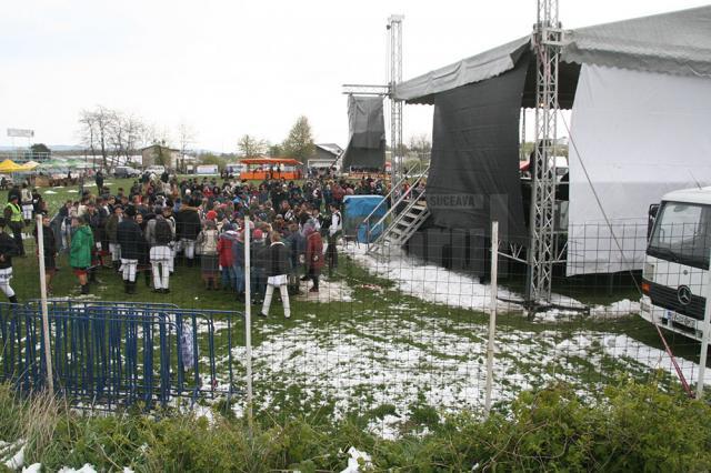 Din cauza vremii reci și a zăpezii căzute, o parte a spectacolului pregătit pentru localnicii din oraşul Liteni a fost amânat pentru 25 mai 2017