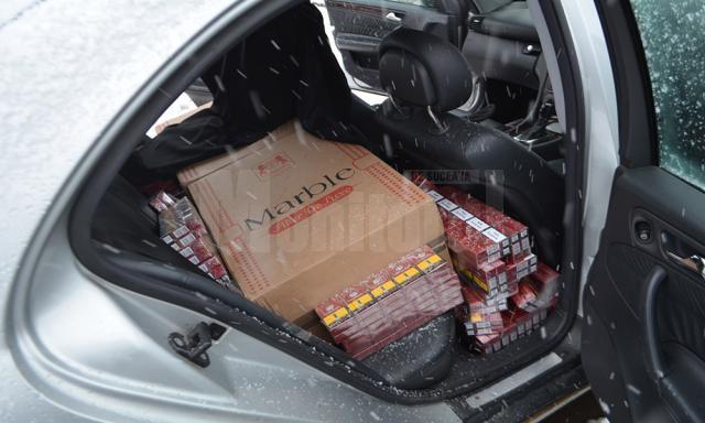 În autoturism au fost descoperite 4.350 de pachete cu țigări mărcile Marble şi Rothmans, de proveniență ucraineană