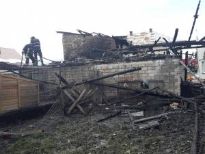 Trei gospodării afectate de un puternic incendiu, la Vicovu de Sus