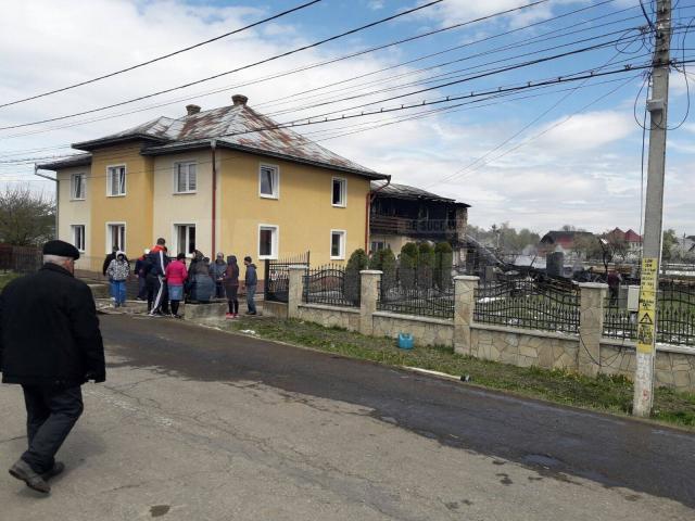 Trei gospodării afectate de un puternic incendiu, la Vicovu de Sus