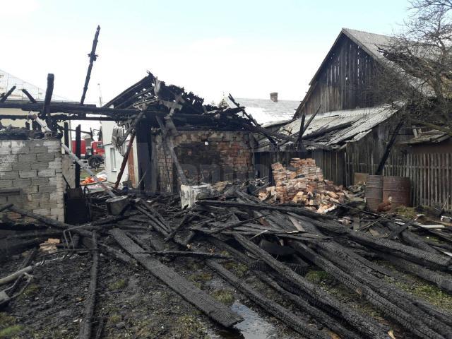 Trei gospodării afectate de un puternic incendiu, la Vicovu de Sus